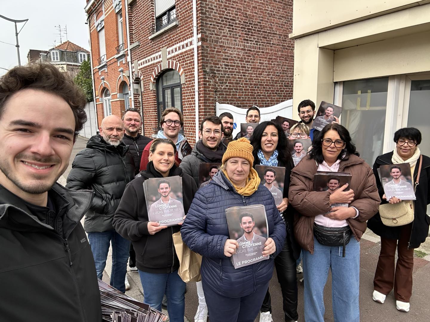 Distribution du programme à Lomme : Lomme Citoyenne sur le terrain pour tous