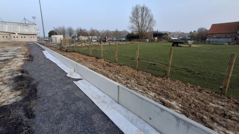 Familles et enfants à la ferme pédagogique de Lomme